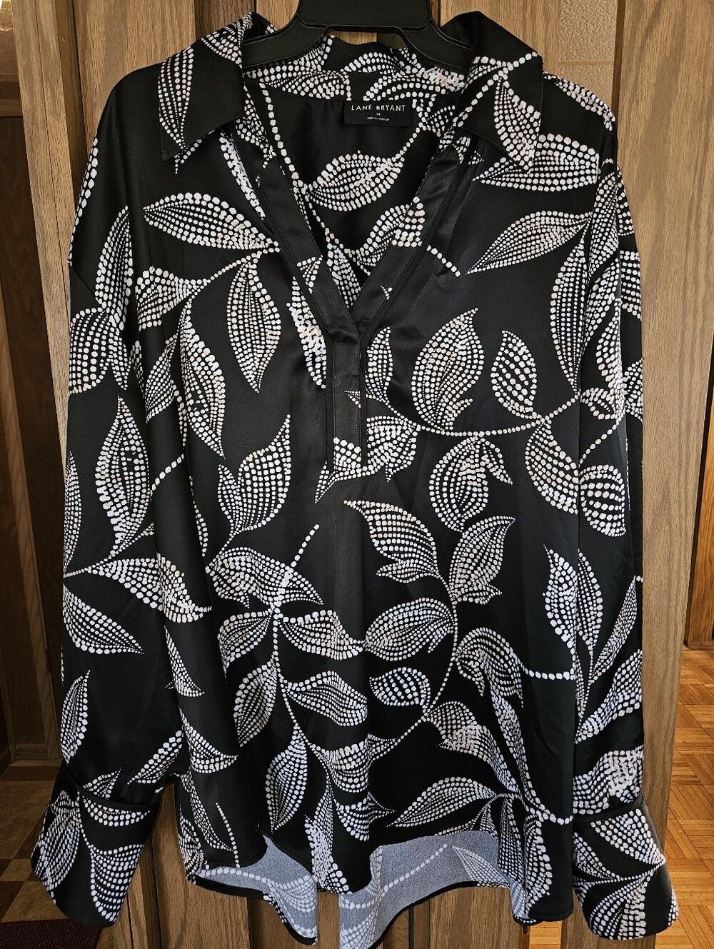 Lane Bryant Sz 28 Black Polyester Blouse with White/Tan Leaf Dot Print